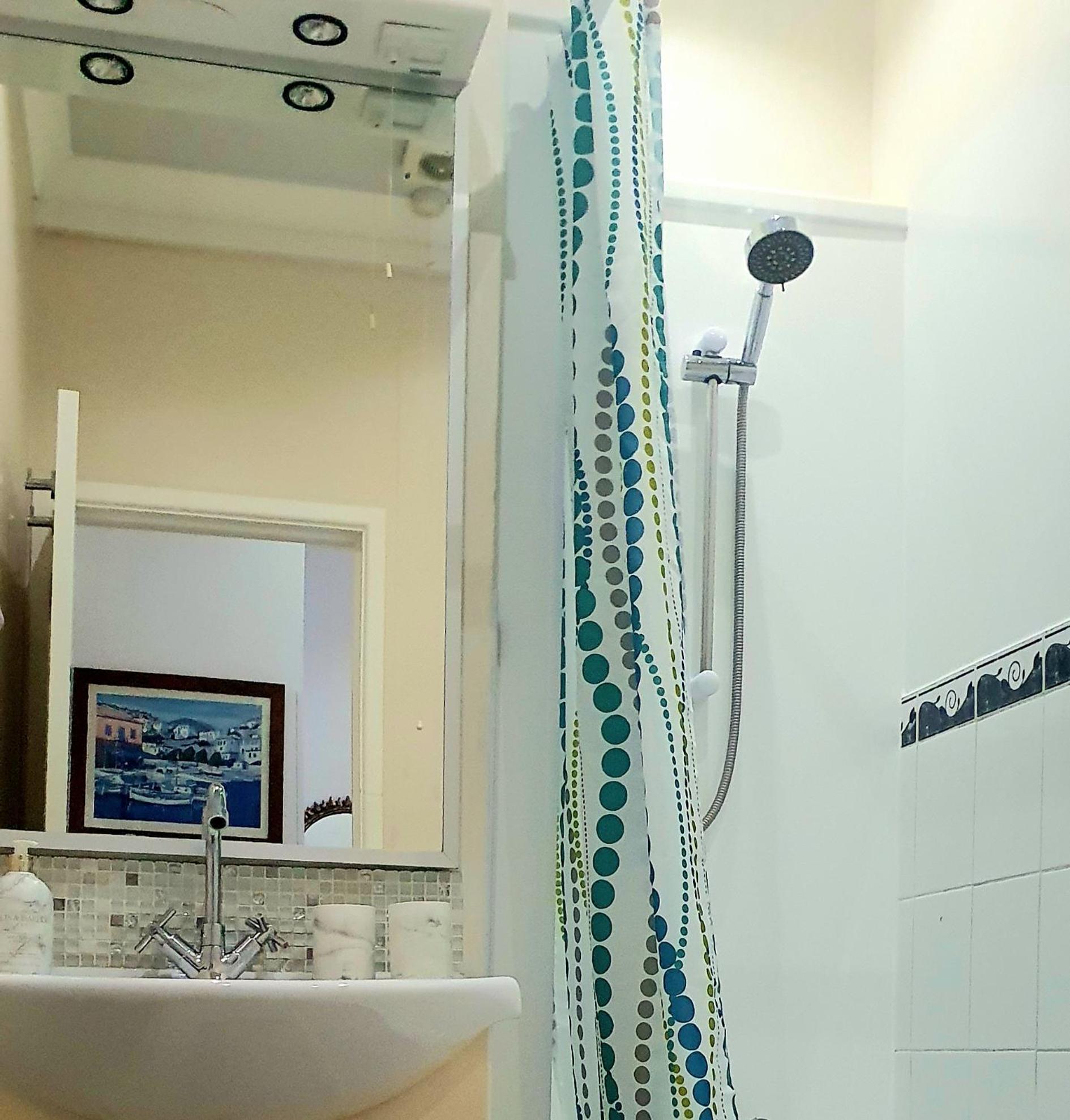 A Beautiful Apartment With Stunning Sea Views & Private Balcony 본머스 외부 사진